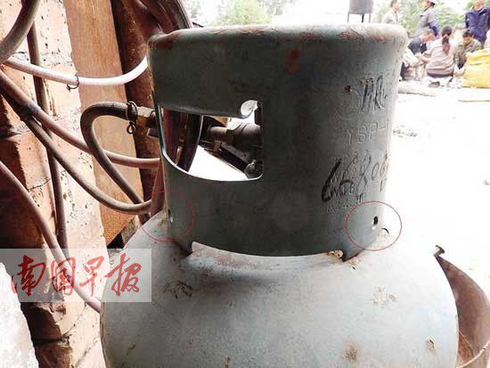 如果市民換裝的鋼瓶護(hù)罩上出現(xiàn)類似小孔（紅色圓圈處），很可能就是翻新后的“螺絲瓶”，應(yīng)立即停用。