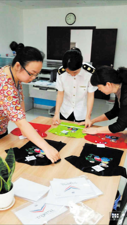 圖為湖南出入境檢驗檢疫局查獲的不合格洋童裝。長沙晚報通訊員 林俊供圖