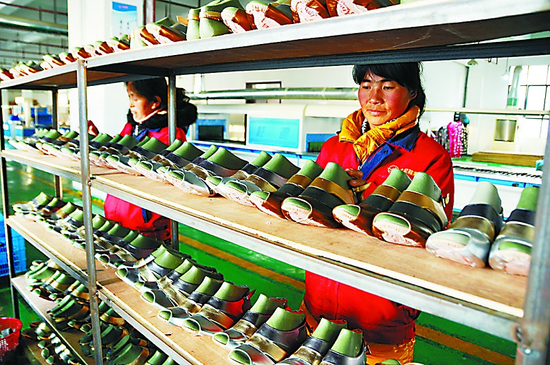 從今年開始，沙特阿拉伯對進口鞋實施SASO檢測新規(guī)，意味著中國鞋出口沙特門檻再度提高。多家鞋企均表示，新規(guī)實施以來，出口沙特阿拉伯的鞋類產(chǎn)品數(shù)量大幅下降，企業(yè)出口利潤有所縮減。