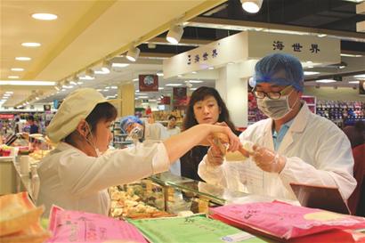 昨日，記者從嶗山區(qū)食藥監(jiān)局獲悉，為提高流通環(huán)節(jié)的食品安全質(zhì)量，嶗山區(qū)在全區(qū)大型商超開展了引入第三方檢測(cè)服務(wù)工作，引導(dǎo)大型商超自行出資、主動(dòng)加強(qiáng)自律性抽驗(yàn)。