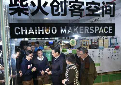 2015年1月4日，李克強總理考察深圳柴火創(chuàng)客空間。該空間創(chuàng)始人說，柴火寓意“眾人拾柴火焰高”，成立4年已經(jīng)吸引1萬多人參加活動。他希望總理能成為柴火創(chuàng)客的榮譽會員，李克強欣賞應(yīng)答：“好，我再為你們添把柴！”中新社記者　劉震　攝