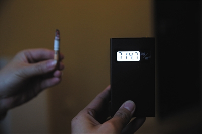 點(diǎn)燃一支煙后，PM2.5升至714.7ug/m3。新京報(bào)記者 薛珺 攝