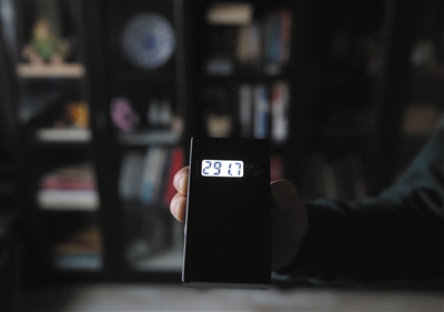 該小區(qū)一居民家內(nèi)PM2.5為291.7ug/m3，與室外相差不大。