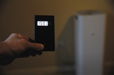 開(kāi)凈化器半小時(shí)后，PM2.5降至159.1ug/m3。