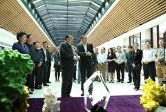 李克強(qiáng)與施一公有關(guān)＂大腦＂的深入對(duì)話(圖)